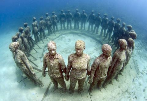 Underwater Sculpture By Jason Taylor Aiding Coral Reefs Underwater sculpture circle by Jason deCaires Taylor promotes reef growth.