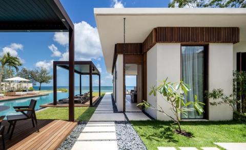 Luxurious seaside house with infinity pool and contemporary outdoor seating