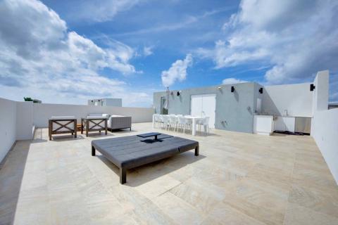 One Canal Point: Spacious rooftop terrace with modern furniture and outdoor kitchen