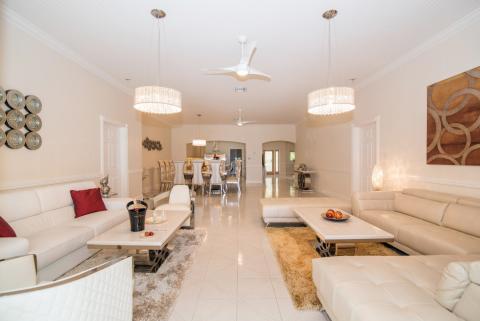 **Alt tag**: Modern spacious living room decor