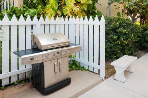 **Alt tag**: Stainless steel gas grill outdoors