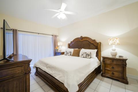 Cozy traditional bedroom setting  