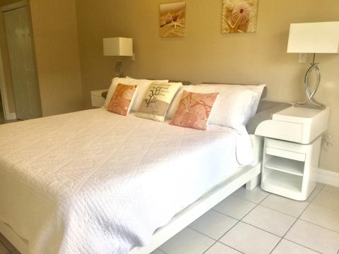  Coastal themed bedroom with decor