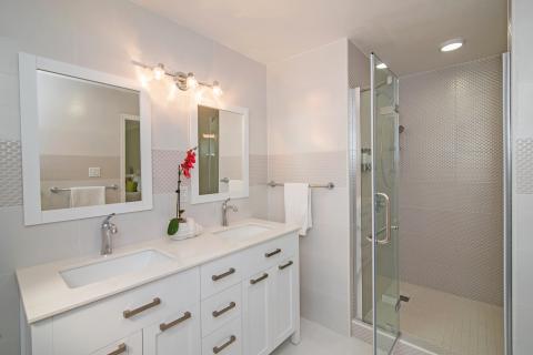**Alt tag**: Modern bathroom with double vanity