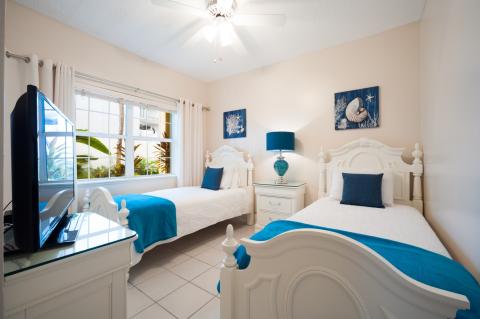  Bright coastal twin bedroom decor
