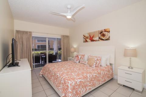  Modern coastal-themed bedroom decor