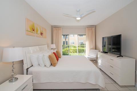  Modern neatly arranged bedroom decor