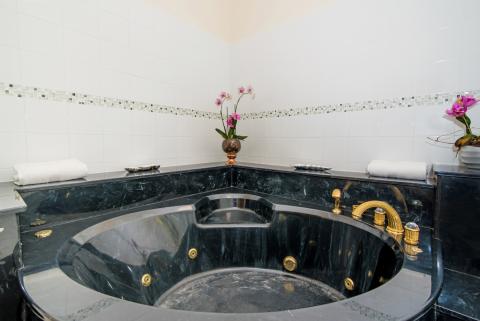  Luxurious black marble jacuzzi tub