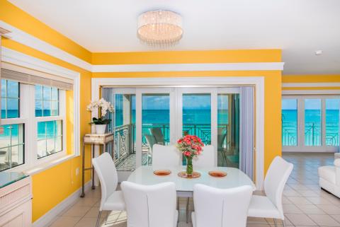  Bright sunny beachfront dining room