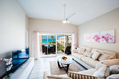 **Alt Tag**: Contemporary living room beach view