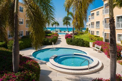  Luxurious resort with two pools