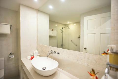 The image shows a modern bathroom