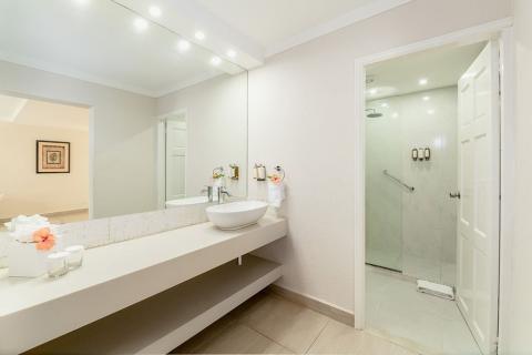 This image shows a modern and neatly arranged bathroom