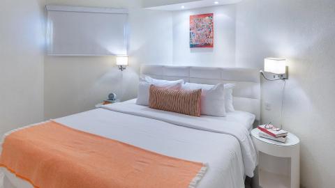 The image you provided shows a well-arranged bedroom featuring the following elements:

1